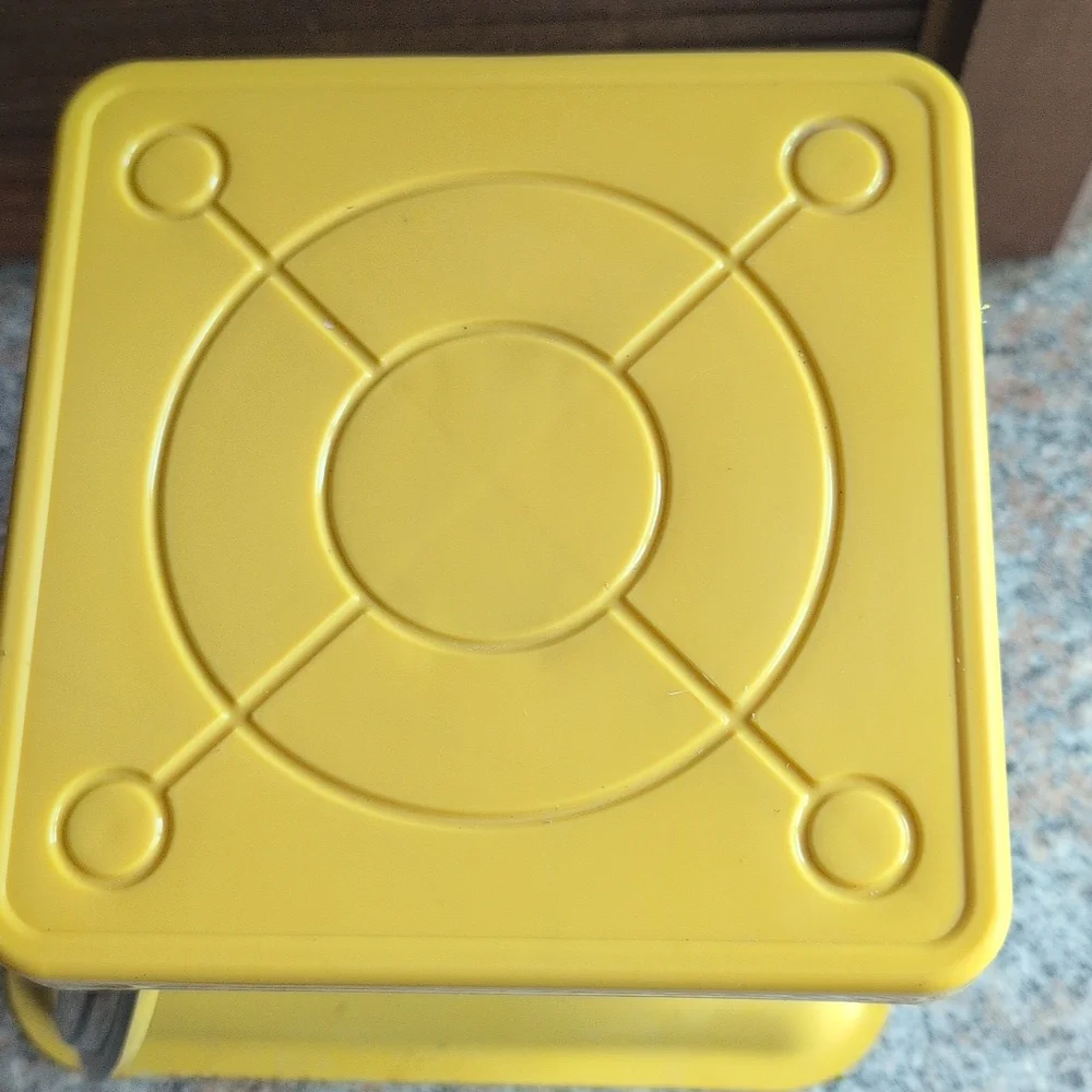 Vintage American Family Scale Yellow